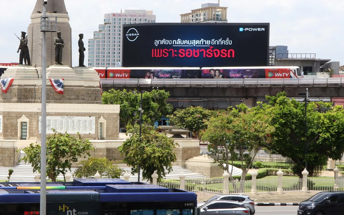 ป้าย Nissan e-POWER กลางเมือง สื่อ Digital Out-of-Home ของ Nissan e-POWER กลางเมืองพร้อมข้อความ เพราะรอชาร์จรถ