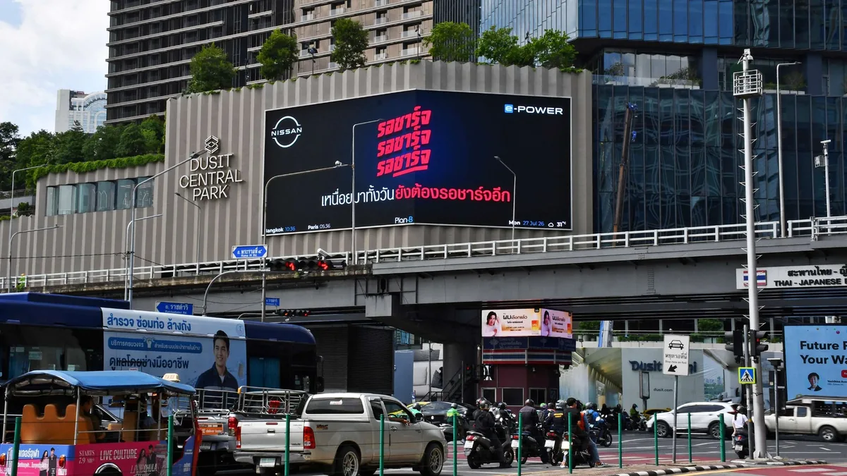 Nissan e-POWER ที่ Dusit Central Park สื่อ Digital Out-of-Home ของ Nissan e-POWER บริเวณอาคาร Dusit Central Park