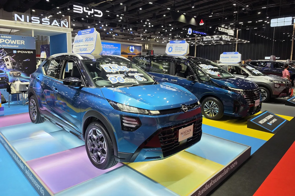 Nissan Kicks e-POWER สีน้ำเงิน Nissan Kicks e-POWER สีน้ำเงิน มุมด้านหน้าเฉียง พร้อม Nissan Serena e-POWER ในพื้นที่จัดแสดง