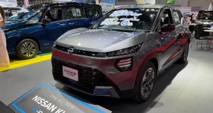 Nissan Kicks e-POWER สีเทา มุมด้านหน้าเฉียง พร้อมป้ายข้อเสนอที่กระจกหน้า
