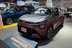 Nissan Kicks e-POWER สีเทา มุมด้านหน้าเฉียง พร้อมป้ายข้อเสนอที่กระจกหน้า