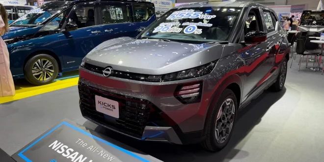 Nissan Kicks e-POWER สีเทา มุมด้านหน้าเฉียง พร้อมป้ายข้อเสนอที่กระจกหน้า