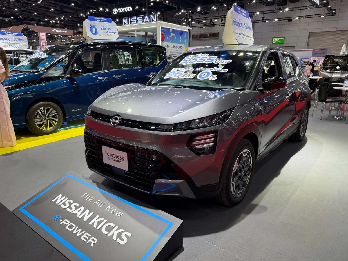 Nissan Kicks e-POWER สีเทา Nissan Kicks e-POWER สีเทา มุมด้านหน้าเฉียง พร้อมป้ายข้อเสนอที่กระจกหน้า