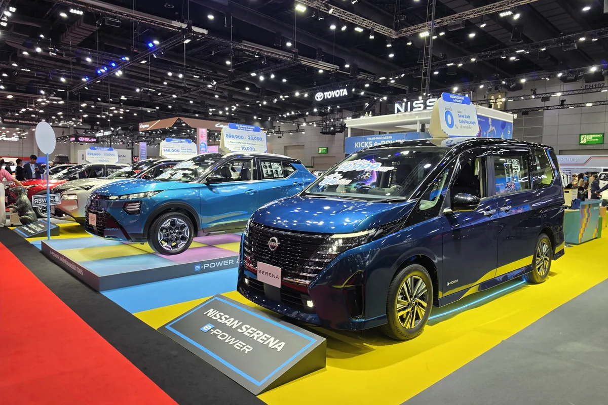 Nissan Serena e-POWER สีน้ำเงิน Nissan Serena e-POWER สีน้ำเงิน มุมด้านหน้าเฉียง จัดแสดงร่วมกับรถ e-POWER รุ่นอื่น
