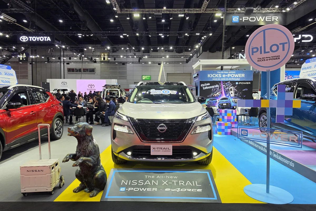 Nissan X-Trail e-POWER พร้อม e-4ORCE Nissan X-Trail e-POWER พร้อม e-4ORCE มุมด้านหน้าตรง ภายในพื้นที่จัดแสดง Nissan