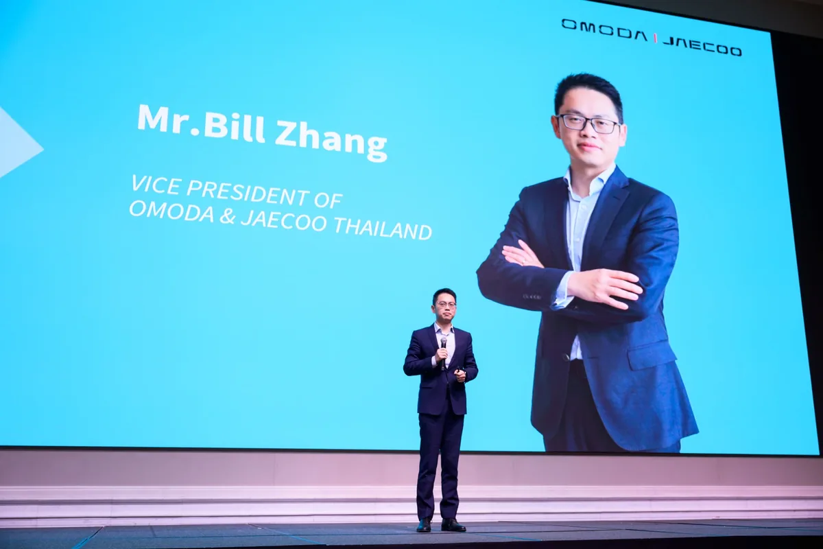 Bill Zhang บนเวที OMODA & JAECOO Thailand Bill Zhang รองประธาน OMODA & JAECOO Thailand กล่าวบนเวที โดยมีชื่อและตำแหน่งแสดงบนจอด้านหลัง