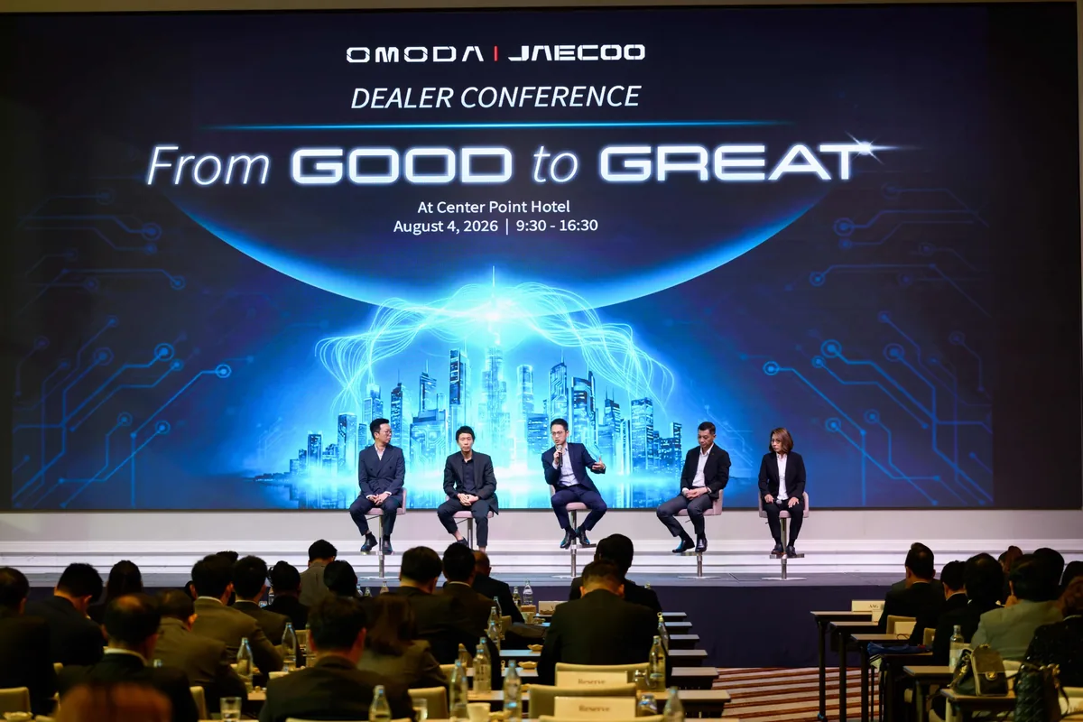 เสวนาในงาน OMODA & JAECOO Dealer Conference ผู้ร่วมเสวนา 5 คนบนเวที OMODA & JAECOO Dealer Conference ต่อหน้าผู้เข้าร่วมงาน