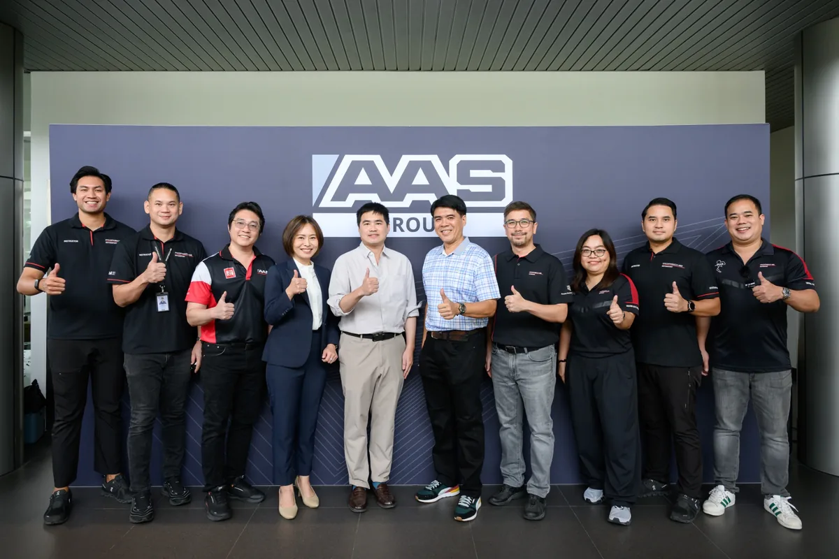 ภาพหมู่ AAS Group ในงาน CLUB & COFFEE กลุ่มผู้ร่วมกิจกรรมถ่ายภาพหน้าแบ็กดรอป AAS Group ภายในงาน Porsche AAS CLUB & COFFEE