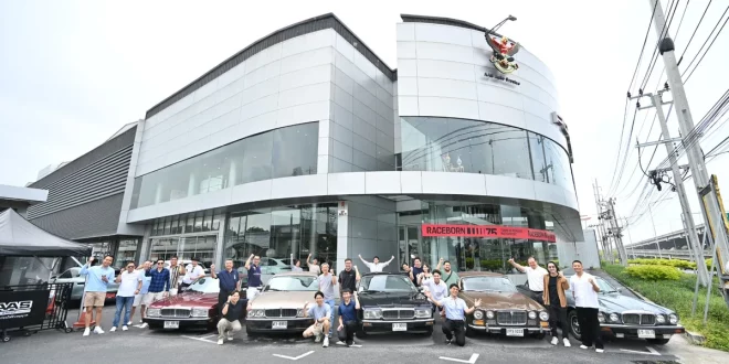 กลุ่มผู้ร่วมกิจกรรม CLUB & COFFEE ถ่ายภาพหน้าศูนย์ Porsche Centre Bangkok พร้อมรถจอดเรียงด้านหน้า