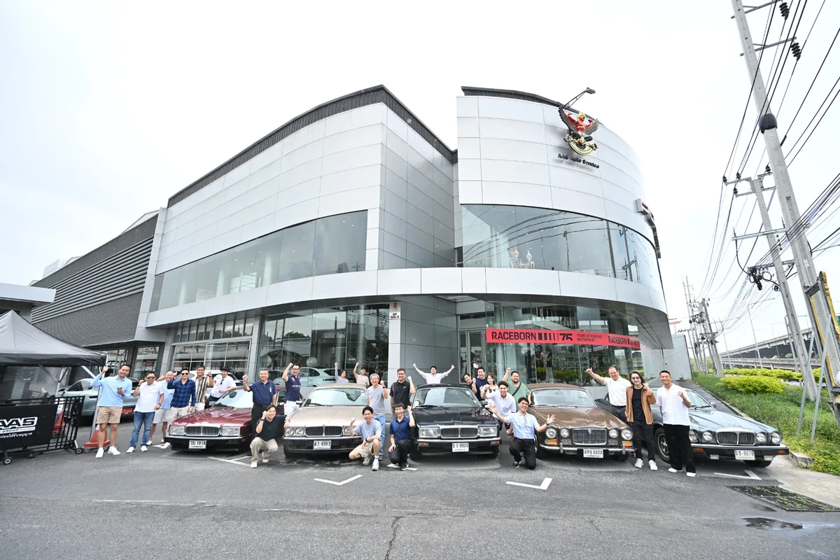 ภาพหมู่หน้าศูนย์ Porsche Centre Bangkok กลุ่มผู้ร่วมกิจกรรม CLUB & COFFEE ถ่ายภาพหน้าศูนย์ Porsche Centre Bangkok พร้อมรถจอดเรียงด้านหน้า