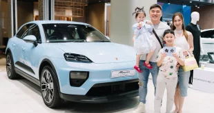 ครอบครัวผู้ร่วมกิจกรรมถ่ายภาพข้าง Porsche Macan สีฟ้าอ่อนในงานวันแม่ของ Porsche AAS