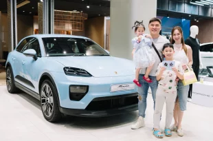 ครอบครัวผู้ร่วมกิจกรรมถ่ายภาพข้าง Porsche Macan สีฟ้าอ่อนในงานวันแม่ของ Porsche AAS
