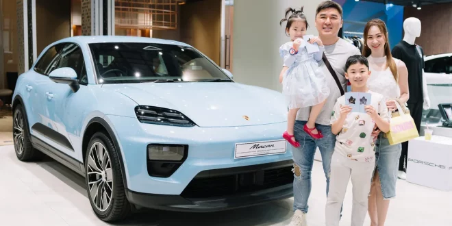 ครอบครัวผู้ร่วมกิจกรรมถ่ายภาพข้าง Porsche Macan สีฟ้าอ่อนในงานวันแม่ของ Porsche AAS