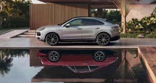 Porsche Cayenne สีเงินในคีย์วิชวล Haus of Porsche: Cayenne Edition