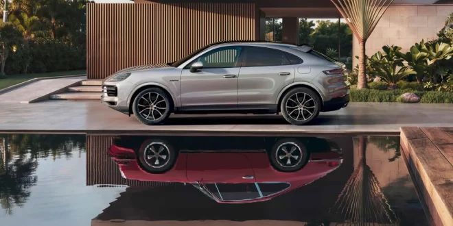Porsche Cayenne สีเงินในคีย์วิชวล Haus of Porsche: Cayenne Edition