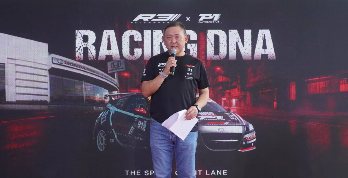 ผู้บริหาร R3 Autosphere กล่าวบนเวที Racing DNA คุณเกียรติ ตั้งตรงศักดิ์ ประธานเจ้าหน้าที่บริหาร กลุ่มบริษัท R3 Autosphere กล่าวบนเวทีหน้าแบ็กดรอป R3 Autosphere x P1 Automotive Racing DNA