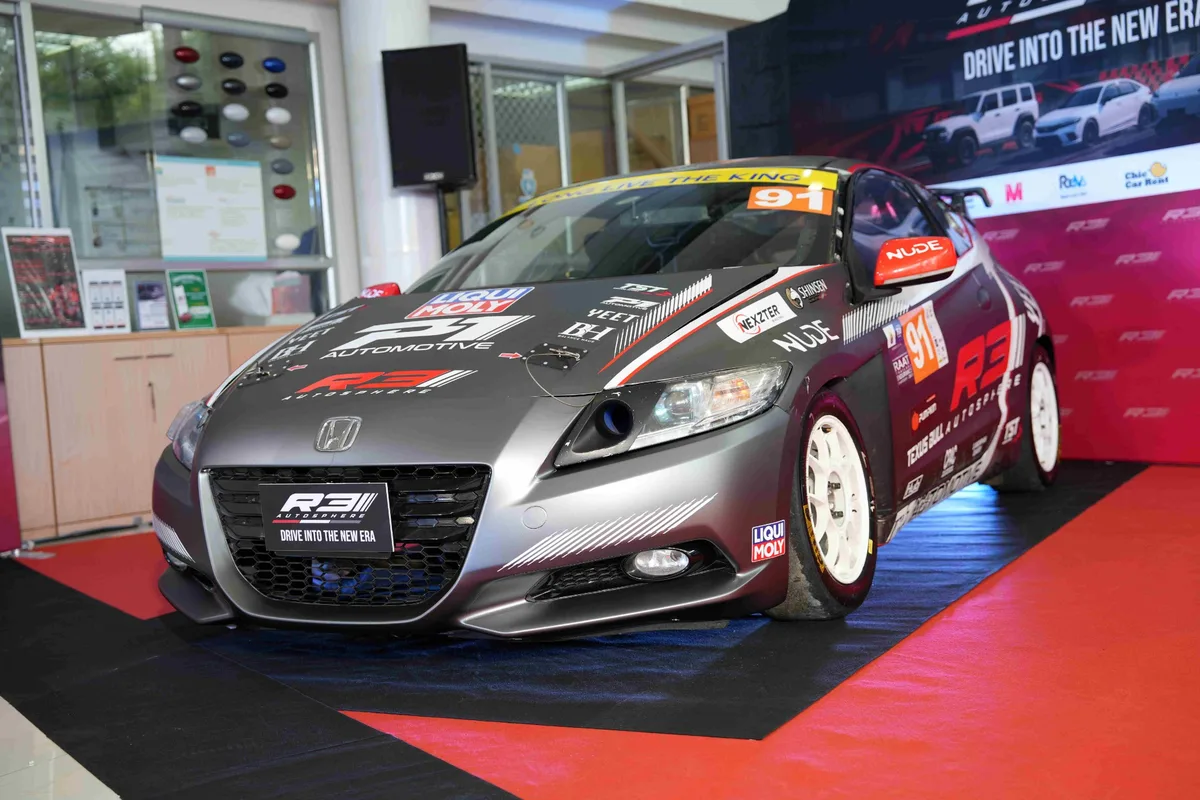 รถแข่ง Honda หมายเลข 91 รถแข่ง Honda หมายเลข 91 ตกแต่งลาย P1 Automotive และ R3 Autosphere จอดในพื้นที่จัดแสดง