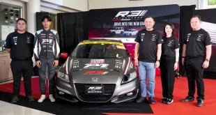กลุ่มบุคคลยืนถ่ายภาพร่วมกับรถแข่ง Honda หมายเลข 91 หน้าแบ็กดรอป R3 Autosphere และ P1 Automotive