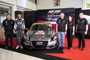 กลุ่มบุคคลยืนถ่ายภาพร่วมกับรถแข่ง Honda หมายเลข 91 หน้าแบ็กดรอป R3 Autosphere และ P1 Automotive