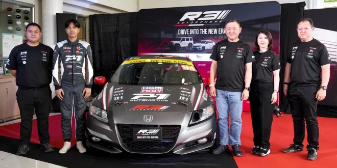 กลุ่มบุคคลยืนถ่ายภาพร่วมกับรถแข่ง Honda หมายเลข 91 หน้าแบ็กดรอป R3 Autosphere และ P1 Automotive