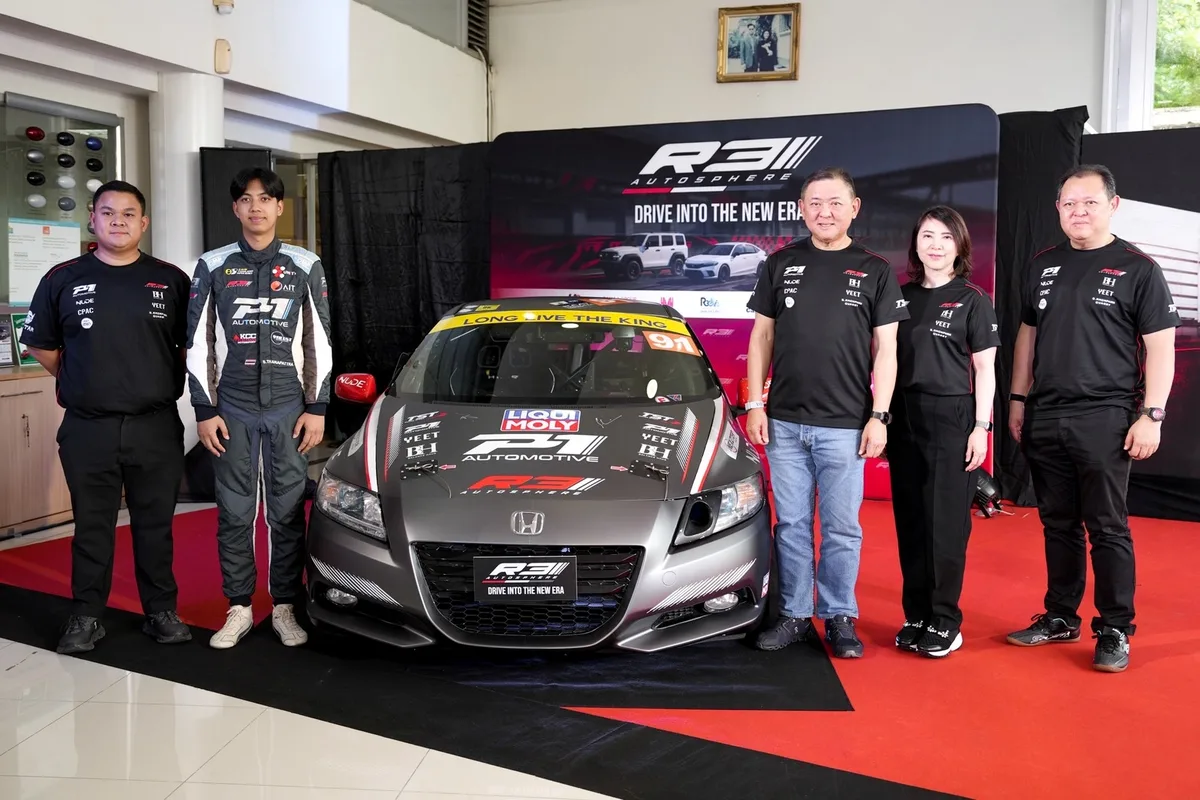 R3 Autosphere และ P1 Automotive กับรถแข่งหมายเลข 91 กลุ่มบุคคลยืนถ่ายภาพร่วมกับรถแข่ง Honda หมายเลข 91 หน้าแบ็กดรอป R3 Autosphere และ P1 Automotive
