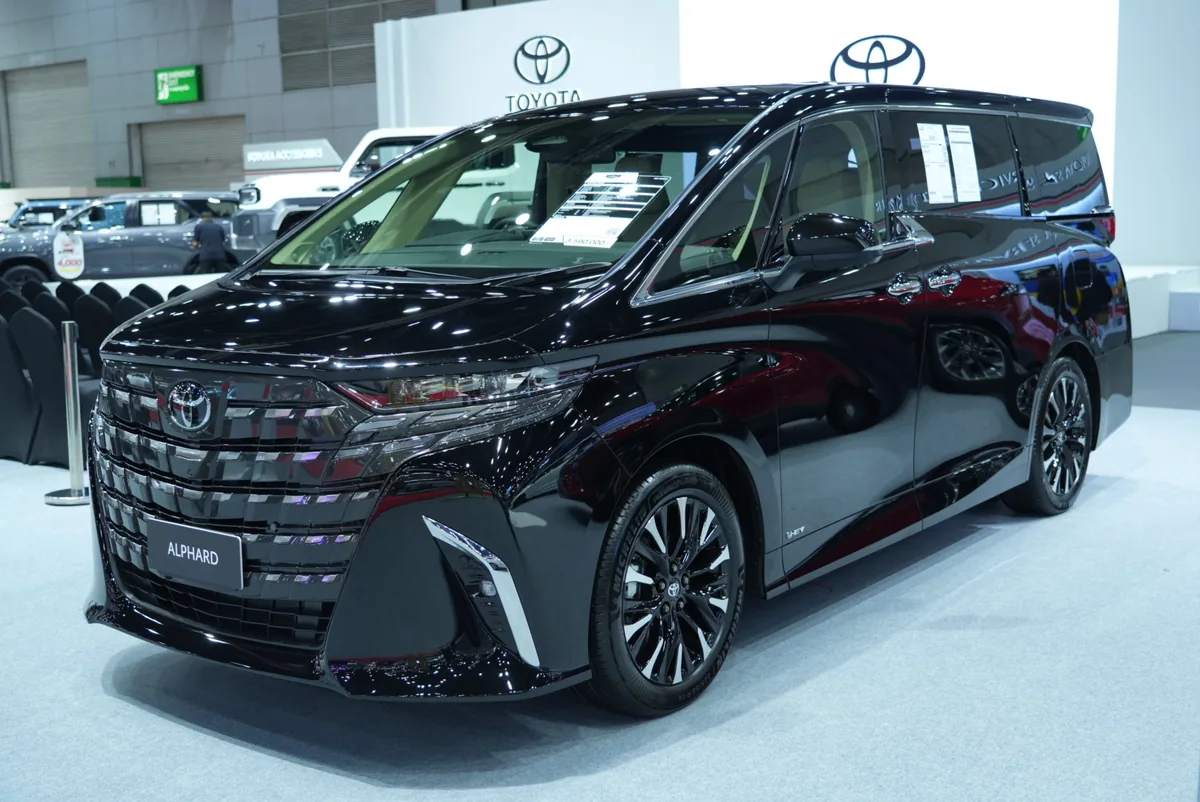 Toyota Alphard สีดำ Toyota Alphard สีดำ มุมด้านหน้าเฉียง ภายในบูท Toyota ในงาน BIG MOTOR SALE 2026