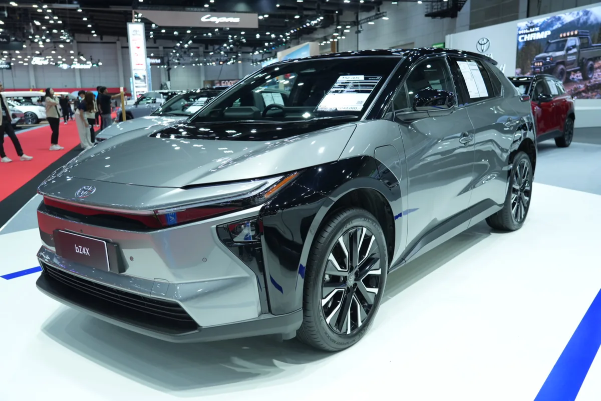 Toyota bZ4X สีเทา Toyota bZ4X สีเทา มุมด้านหน้าเฉียง ภายในบูท Toyota ในงาน BIG MOTOR SALE 2026