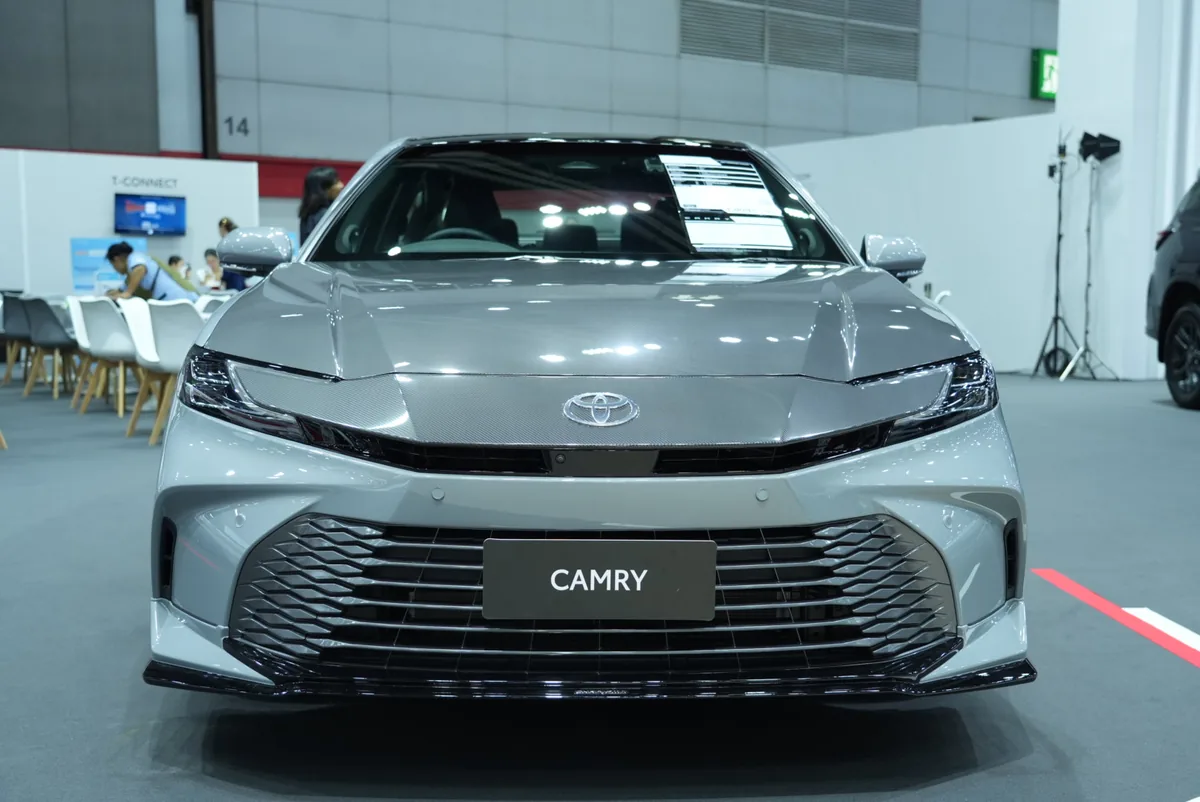 Toyota Camry ด้านหน้าตรง Toyota Camry สีเทา มุมด้านหน้าตรง ภายในพื้นที่จัดแสดง Toyota