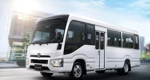 Toyota Coaster ใหม่ มุมด้านหน้าเฉียงขณะวิ่งบนถนน