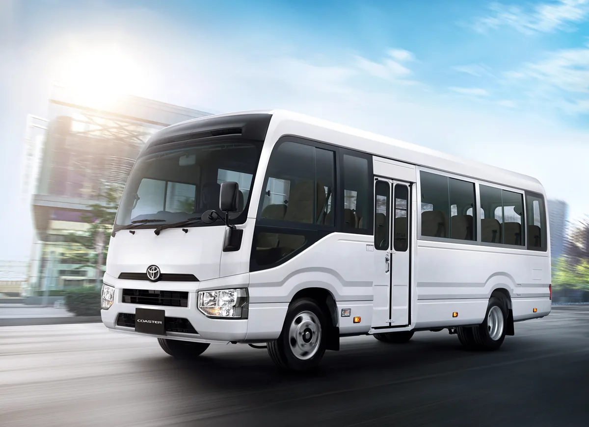 Toyota Coaster ใหม่ มุมด้านหน้าเฉียง Toyota Coaster ใหม่ มุมด้านหน้าเฉียงขณะวิ่งบนถนน