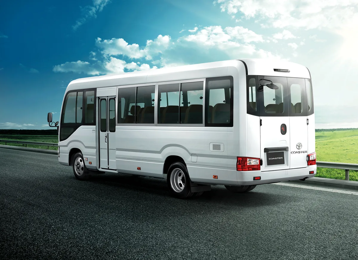 Toyota Coaster ใหม่ มุมด้านท้ายเฉียง Toyota Coaster ใหม่ มุมด้านท้ายเฉียง แสดงตัวถังและชุดไฟท้าย