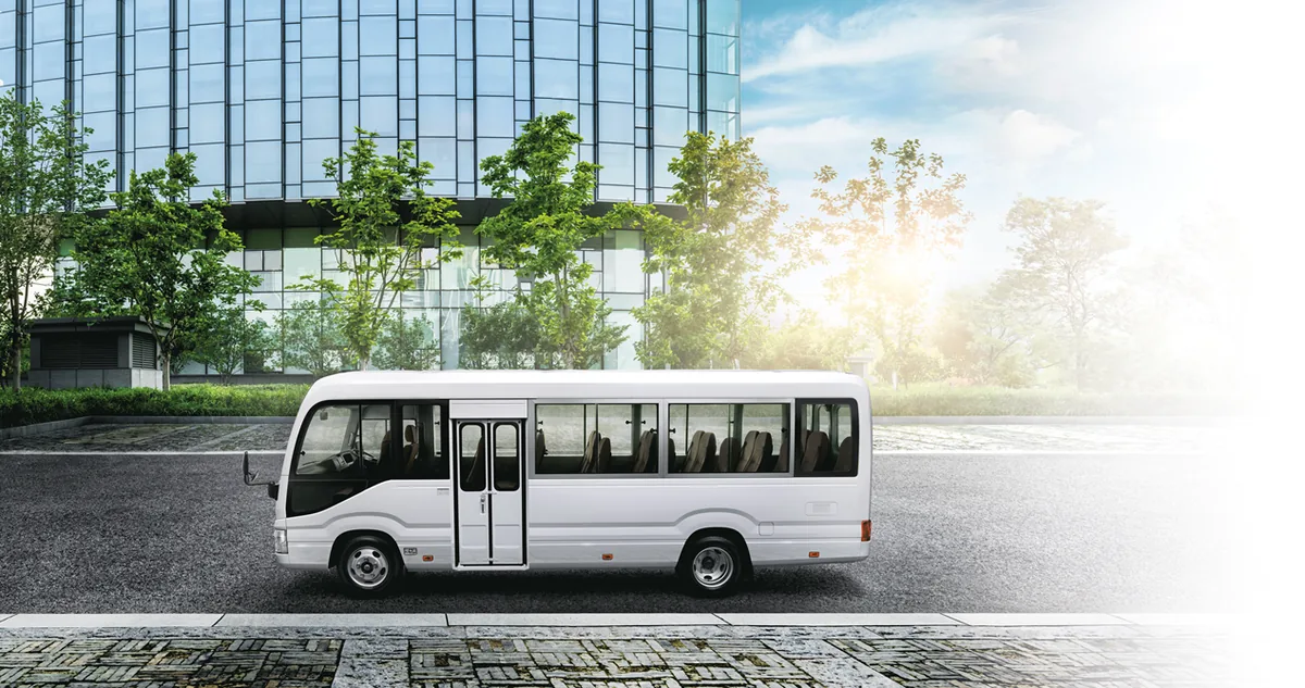 Toyota Coaster ใหม่ มุมด้านข้าง Toyota Coaster ใหม่ มุมด้านข้างเต็มคัน แสดงสัดส่วนตัวถังและห้องโดยสาร