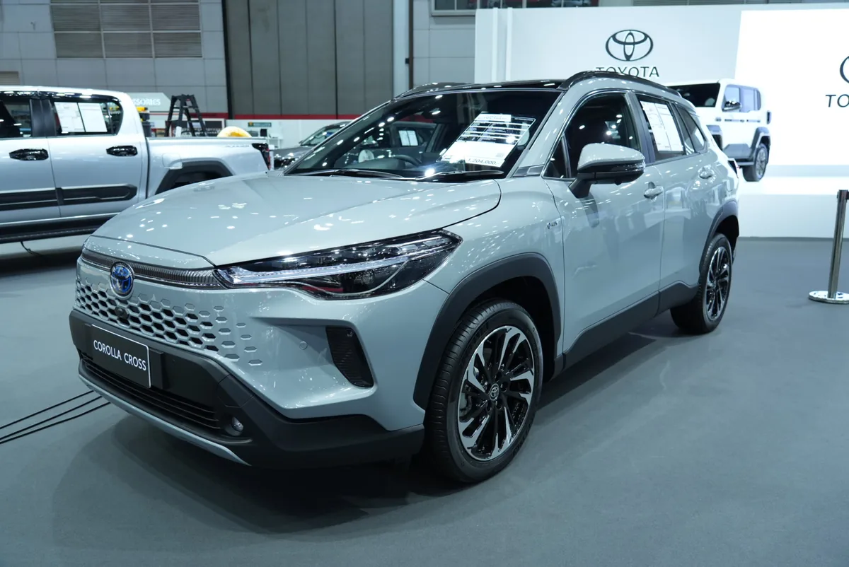 Toyota Corolla Cross สีเทาอ่อน Toyota Corolla Cross สีเทาอ่อน มุมด้านหน้าเฉียง ภายในบูท Toyota ในงาน BIG MOTOR SALE 2026