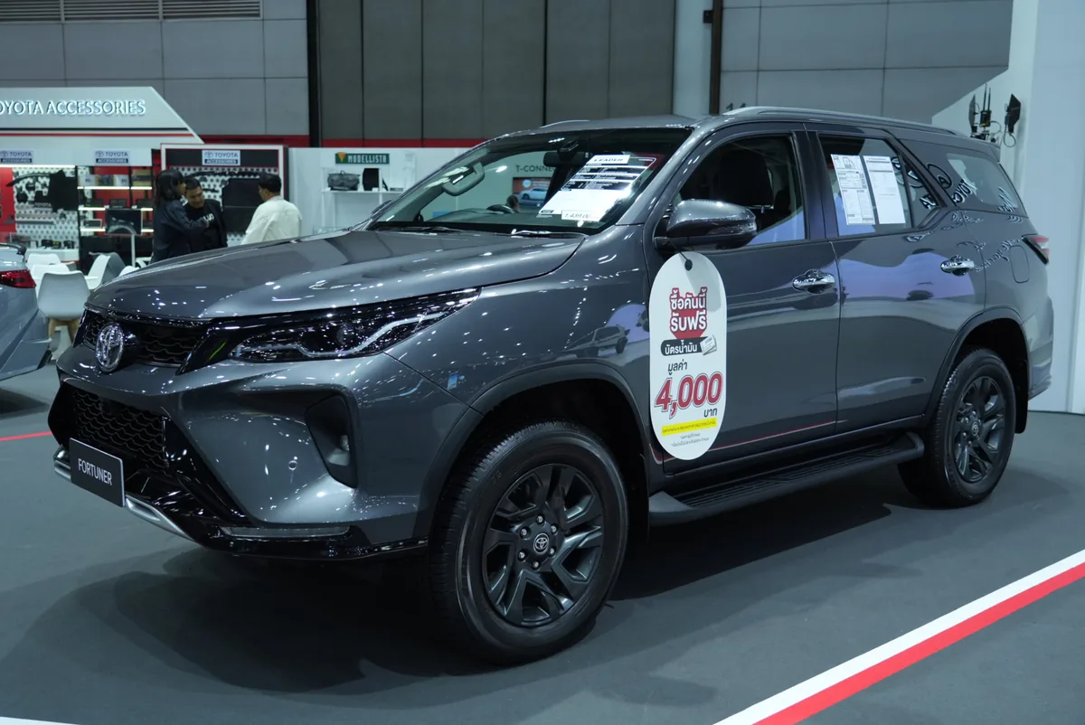 Toyota Fortuner สีเทา Toyota Fortuner สีเทา มุมด้านหน้าเฉียง ภายในพื้นที่จัดแสดง Toyota
