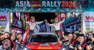 ทีม TOYOTA GAZOO Racing Thailand และนักแข่งร่วมฉลองกับรถแข่งในงาน Asia Cross Country Rally 2026
