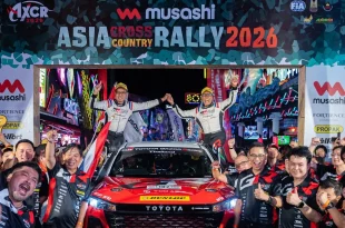ทีม TOYOTA GAZOO Racing Thailand และนักแข่งร่วมฉลองกับรถแข่งในงาน Asia Cross Country Rally 2026