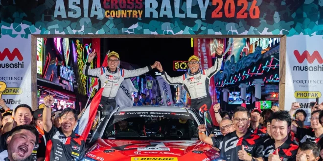 ทีม TOYOTA GAZOO Racing Thailand และนักแข่งร่วมฉลองกับรถแข่งในงาน Asia Cross Country Rally 2026