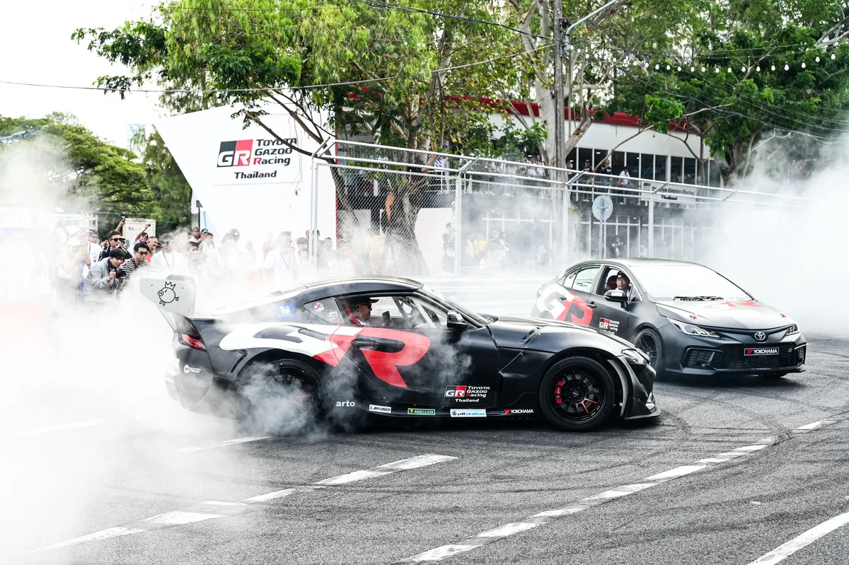 GR Drift Show รถสองคัน รถสองคันทำการแสดง GR Drift Show ท่ามกลางควันยางและผู้ชมรอบสนาม