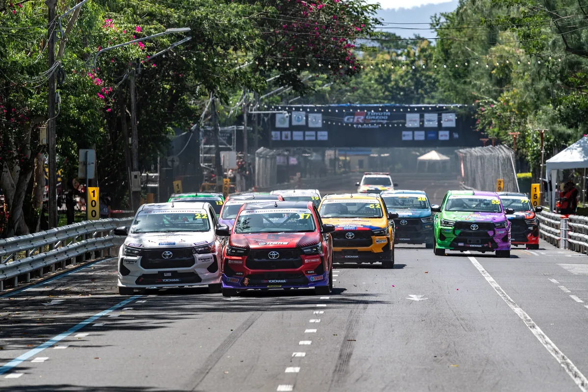 Hilux Revo One Make Race สนามภูเก็ต รถกระบะ Toyota Hilux Revo One Make Race หลายคันแข่งขันบนสนามถนน