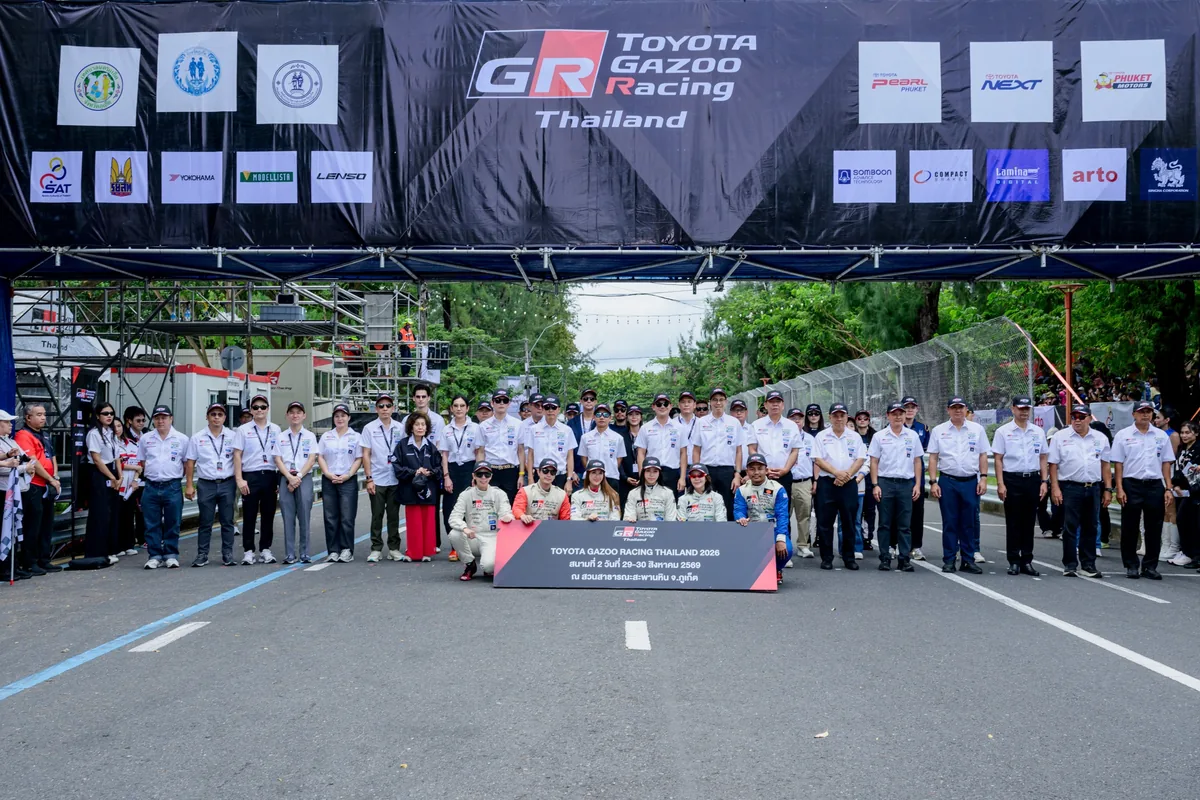 ภาพหมู่เปิดงาน Toyota Gazoo Racing Thailand ภูเก็ต กลุ่มผู้บริหาร ผู้เกี่ยวข้อง และนักแข่งถ่ายภาพร่วมกันใต้ป้าย Toyota Gazoo Racing Thailand 2026 สนามภูเก็ต
