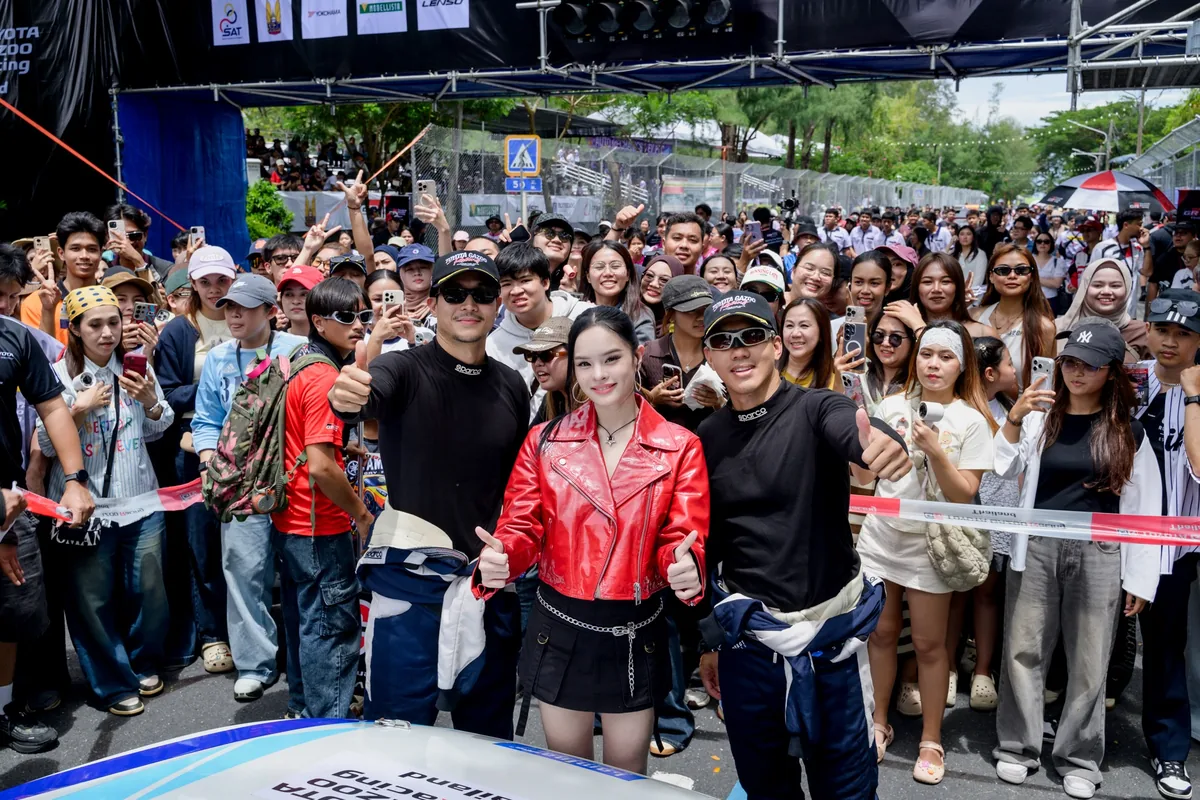 บรรยากาศ Walk About On Track ผู้ร่วมกิจกรรมและแฟนมอเตอร์สปอร์ตถ่ายภาพร่วมกันบริเวณข้างสนาม Toyota Gazoo Racing Thailand 2026