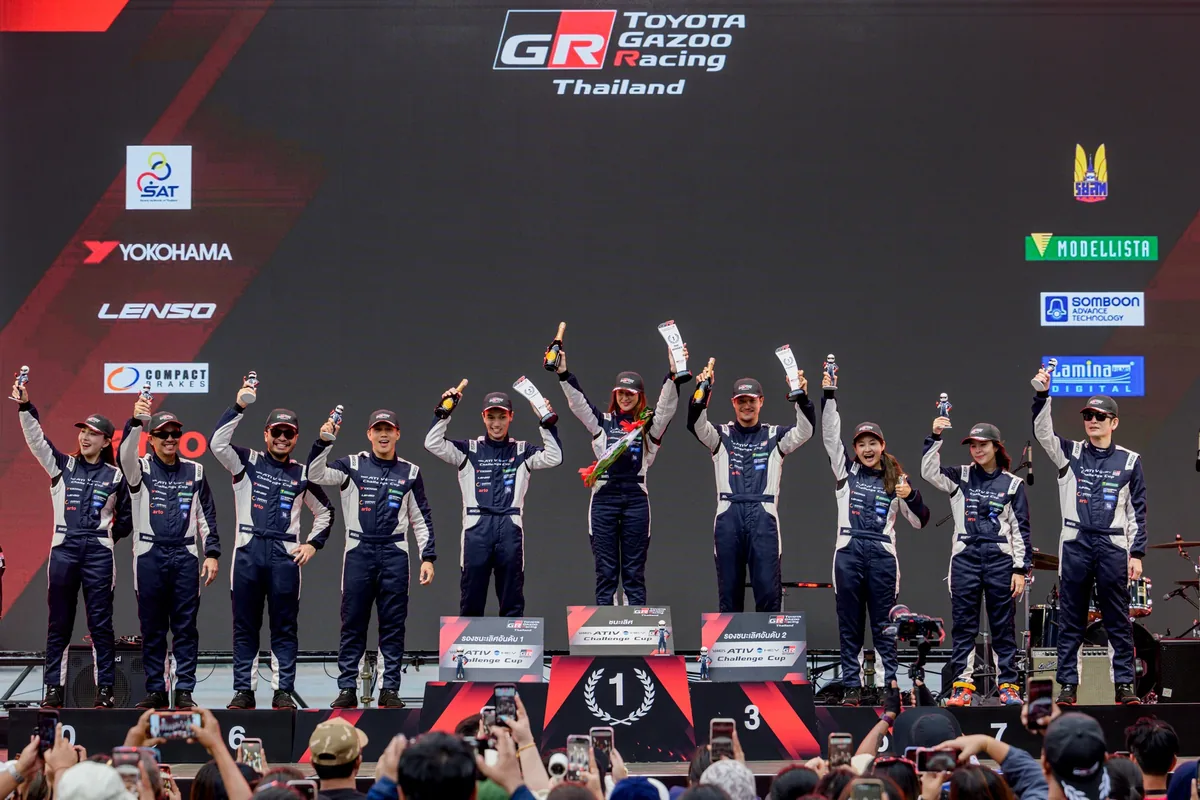 โพเดียม Yaris ATIV HEV GR Sport Challenge Cup นักแข่ง Yaris ATIV HEV GR Sport Challenge Cup บนเวทีรับรางวัลพร้อมถ้วยรางวัล