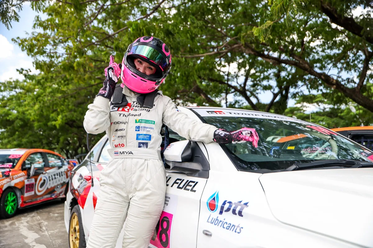 นักแข่งหญิงกับ Yaris ATIV One Make Race นักแข่งหญิงในชุดแข่งยืนข้างรถ Toyota Yaris ATIV One Make Race