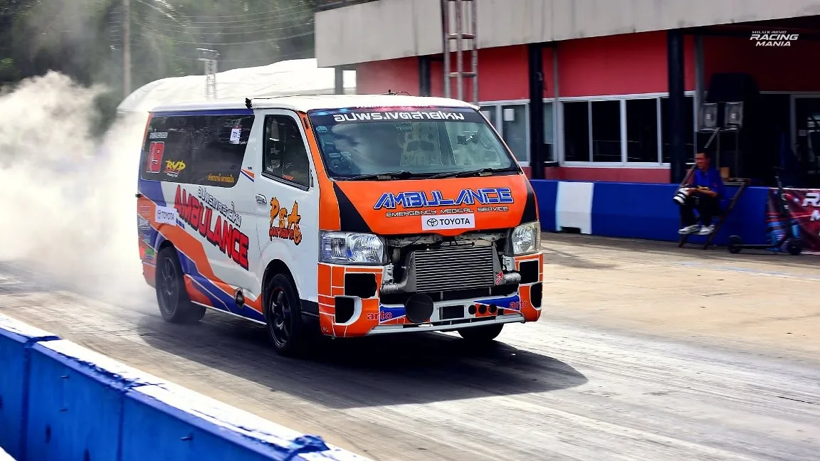 รถพยาบาลดัดแปลงสำหรับการแข่งขันวิ่งในสนาม Hilux Revo Racing Mania 2026