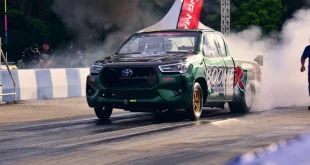 รถแข่งกระบะ Toyota สีเขียวออกตัวพร้อมควันยางในงาน Hilux Revo Racing Mania 2026