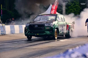 รถแข่งกระบะ Toyota สีเขียวออกตัวพร้อมควันยางในงาน Hilux Revo Racing Mania 2026