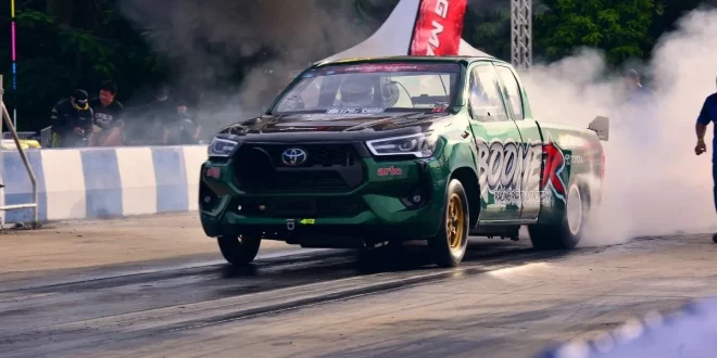 รถแข่งกระบะ Toyota สีเขียวออกตัวพร้อมควันยางในงาน Hilux Revo Racing Mania 2026