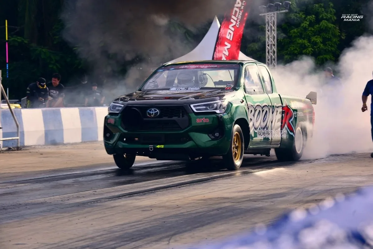 กระบะ Toyota สีเขียวในสนามแข่ง รถแข่งกระบะ Toyota สีเขียวออกตัวพร้อมควันยางในงาน Hilux Revo Racing Mania 2026