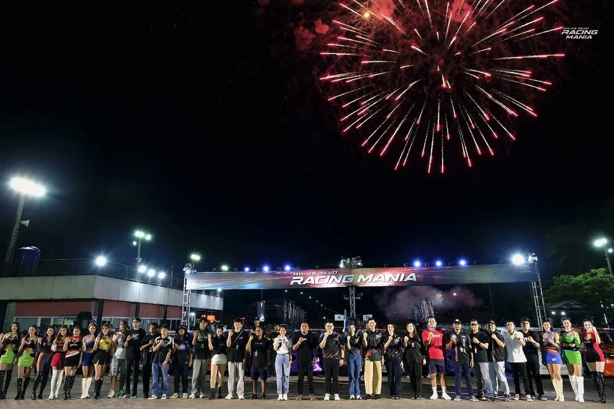 บรรยากาศเปิดงาน Hilux Revo Racing Mania 2026 บรรยากาศเปิดงาน Hilux Revo Racing Mania 2026 พร้อมผู้ร่วมงานหน้าเวทีและดอกไม้ไฟ