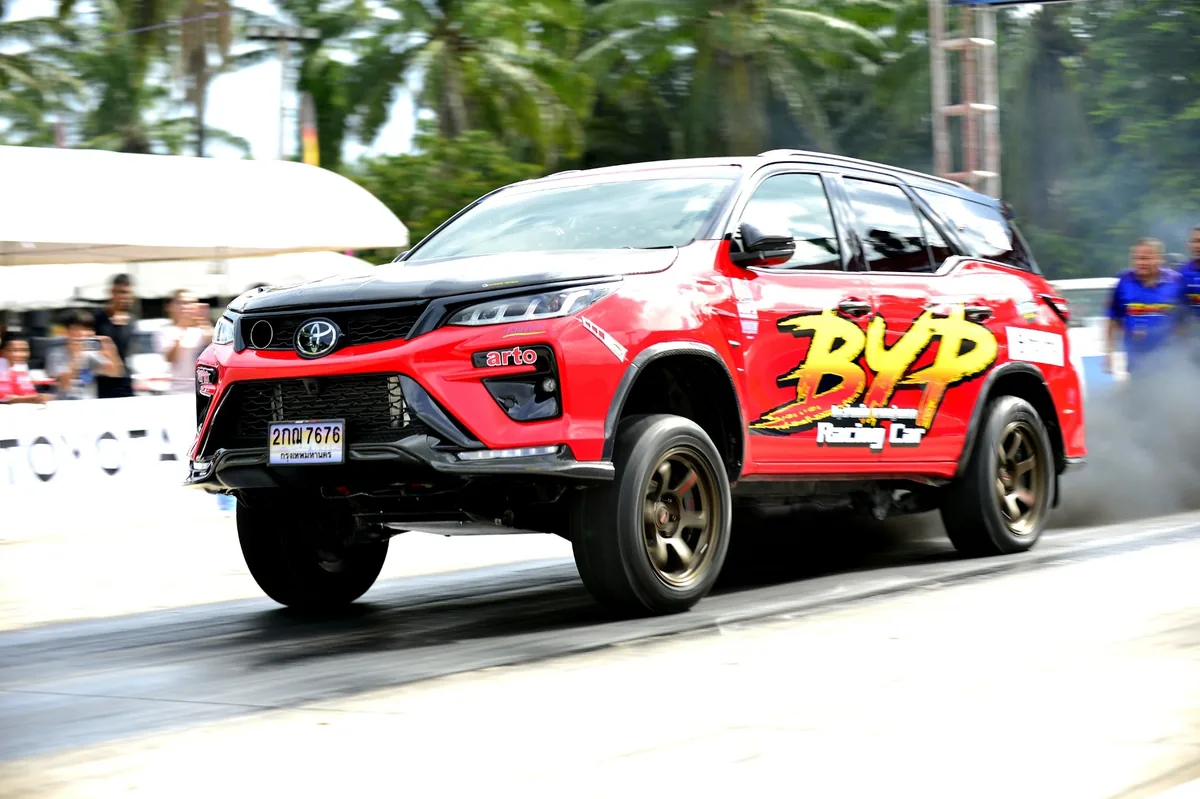 รถแข่ง Toyota สีแดงในสนาม รถแข่ง Toyota สีแดงลาย BYP ออกตัวในการแข่งขัน Hilux Revo Racing Mania 2026